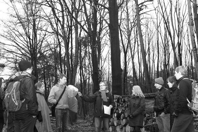 Ortrud Kegel mit Workshop-Teilnehmenden im Wald